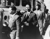 Esta imagen de 1958 muestra a Mandela (último) junto a Robert Resha y Patrick Moaola llegando a Pretoria desde Johannesburgo en un autobús especial para declarar en el juicio que les declararía no culpables en 1961, tras pasar casi cinco años en prisión. (AP)