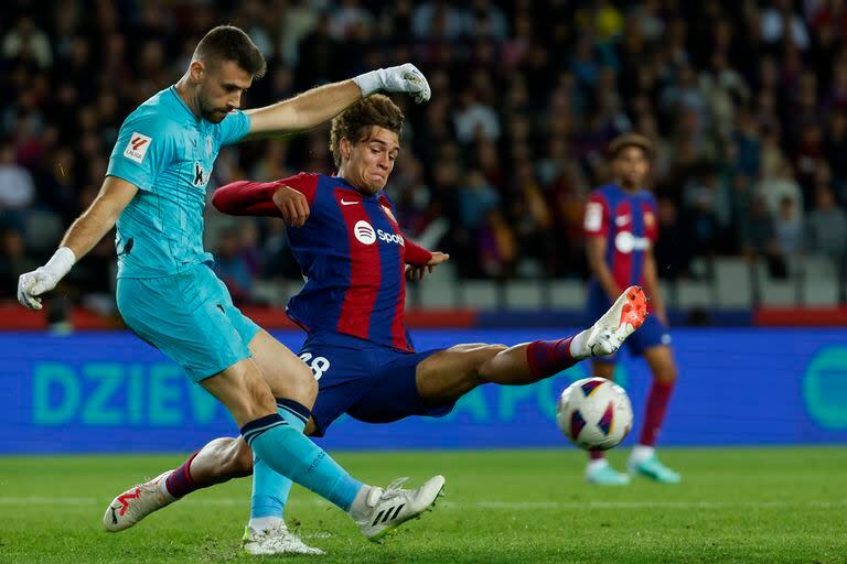 Unai Simón y Marc Guiu, futbolistas de Athletic Bilbao y Barcelona, que tendrán acción en el cierre de la fecha 19 de la liga española.