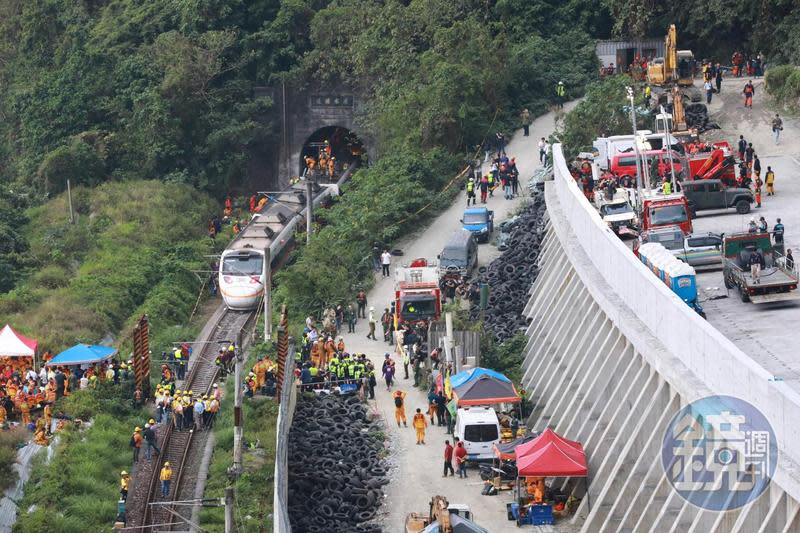 台鐵太魯閣號列車2日撞上邊坡滑落的工程車，造成出軌重大傷亡，這次事故是台灣鐵道史70年來最嚴重事故。（本刊資料照）