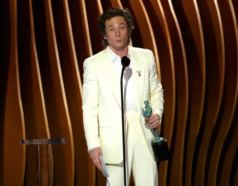 Jeremy Allen White recibe el premio a mejor actor en una serie de comedia por 