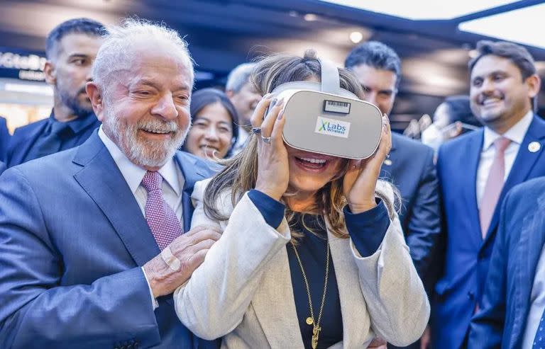 Lula da Silva y su esposa,Janja, se prueban gafas de realidad virtual en China