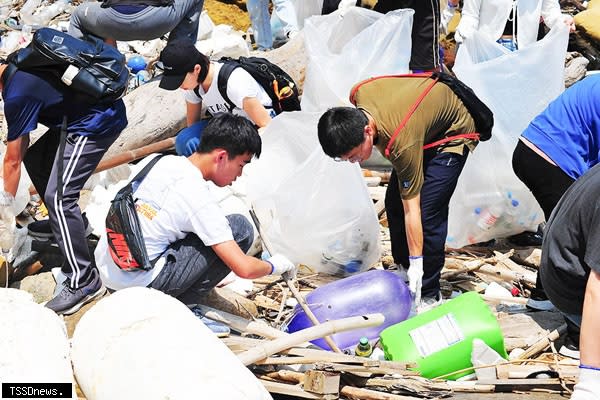 海大舉辦臺北聯合大學系統四校聯合淨灘，守護海洋。（圖：環保局提供）