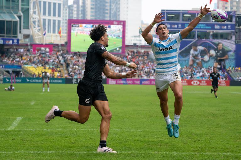 Santiago Vera Feld intenta interceptar un pase neozelandés; los Pumas 7s no pudieron contra los All Blacks