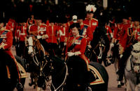 <p>La reina Isabel II encabezó el desfile Trooping of the Colour en 1981. Ese año se llevó un susto al ser disparada, pero la munición resultó ser de fogueo (<em>PA Images</em>).</p> 