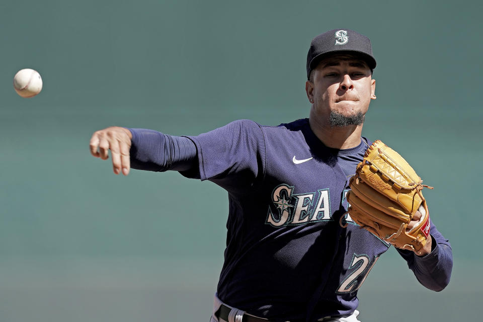 FILE - Seattle Mariners starting pitcher Luis Castillo throws during the first inning of a baseball game against the Kansas City Royals, Sept. 25, 2022, in Kansas City, Mo. Castillo has agreed to a $108 million, five-year contract with the Mariners that starts next season, giving up a chance to become a free agent after the 2023 World Series. (AP Photo/Charlie Riedel, File)