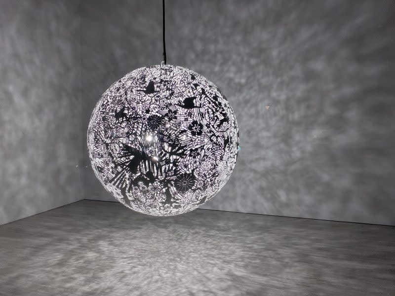 大卷伸嗣 Shinji Ohmaki<br />《重力與恩寵》 Gravity and Grace 2018-2021<br />不鏽鋼板、LED燈Stainless steel and LED lights<br />150 cm(Ø)