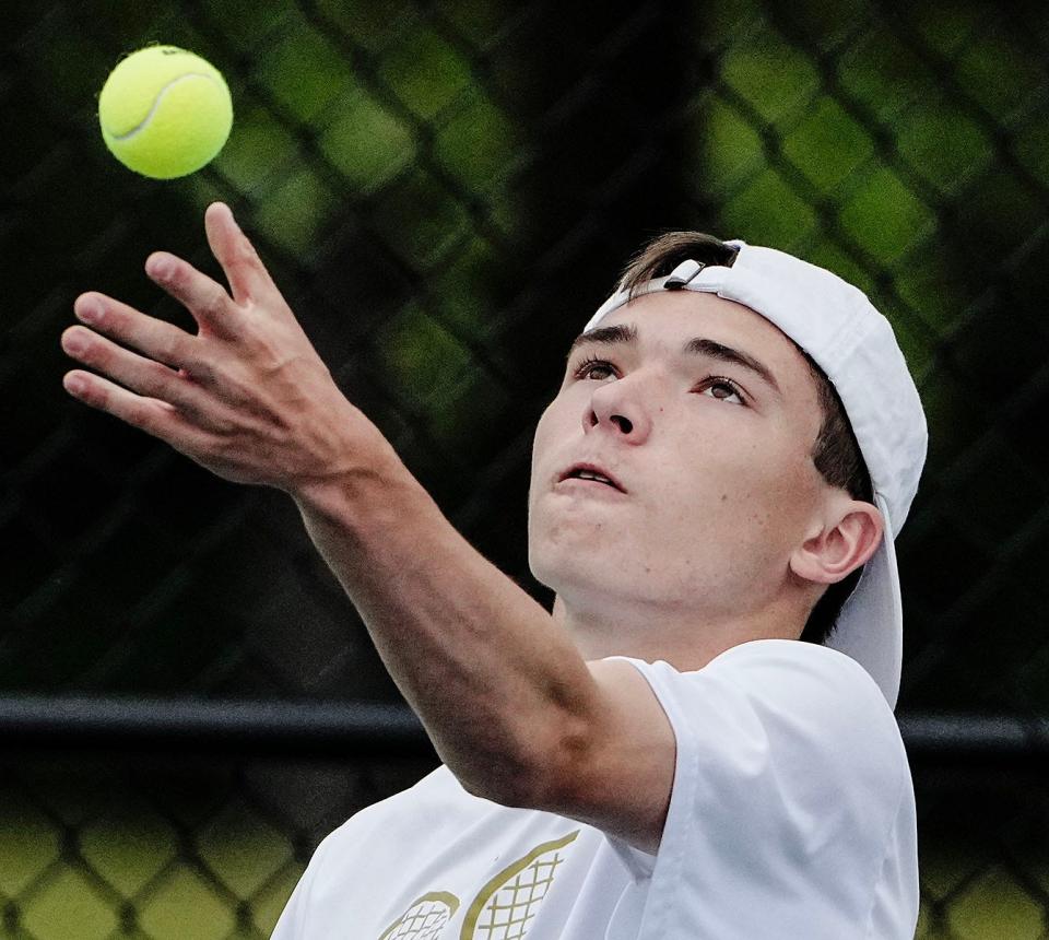 Travis Chartier de St. Raphael sirve durante un partido del torneo en junio pasado en Slater Memorial Park en Pawtucket.