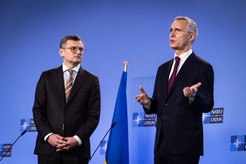 Der Generalsekretär der Organisation des Nordatlantikvertrags (NATO), Jens Stoltenberg (rechts), trifft sich am Rande des NATO-Außenministertreffens mit dem ukrainischen Außenminister Dmytro Kuleba.  -/NATO/dpa