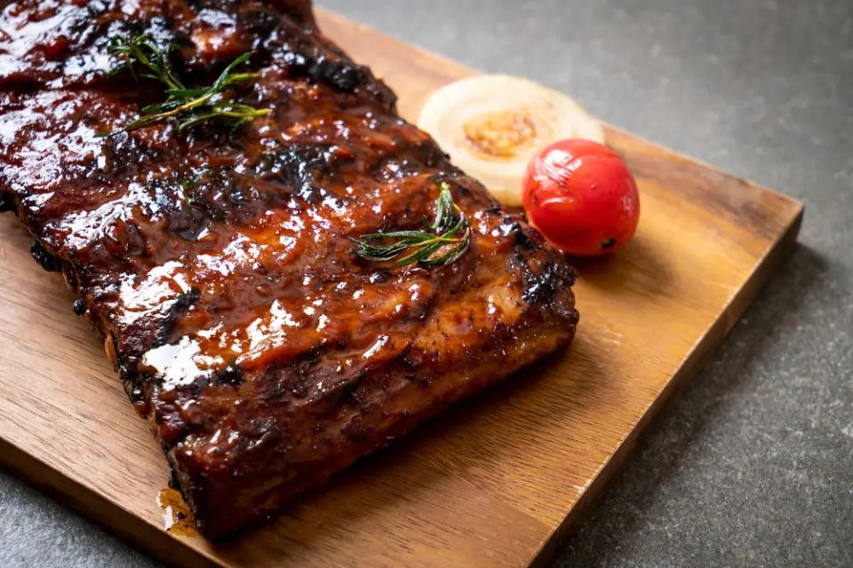 Costillitas al calimocho (mezcla de vino y refresco de cola)