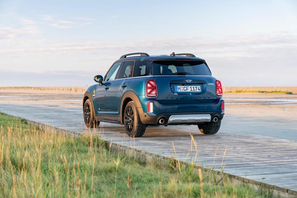 P90408113_highRes_mini-countryman-boar.jpg