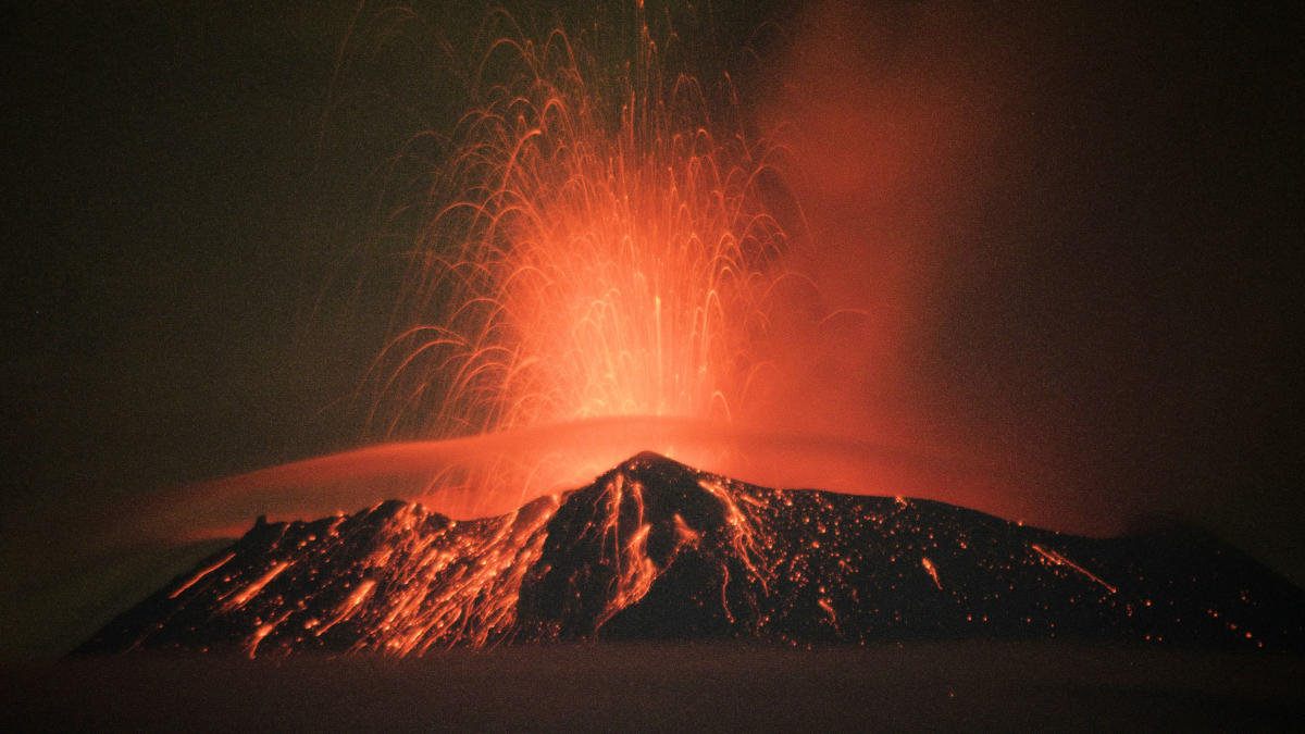 En Ciudad de México, la erupción del Popocatépetl provoca el cierre temporal del aeropuerto