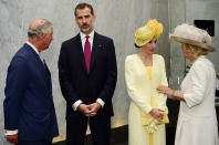 <p>Desde su matrimonio, Camilla ha adquirido un papel clave como miembro de la realeza británica y ha coincidido con importantes figuras. En 2017 recibió a los reyes Felipe VI y Letizia en Londres. (Foto: Hannah McKay / Getty Images)</p> 