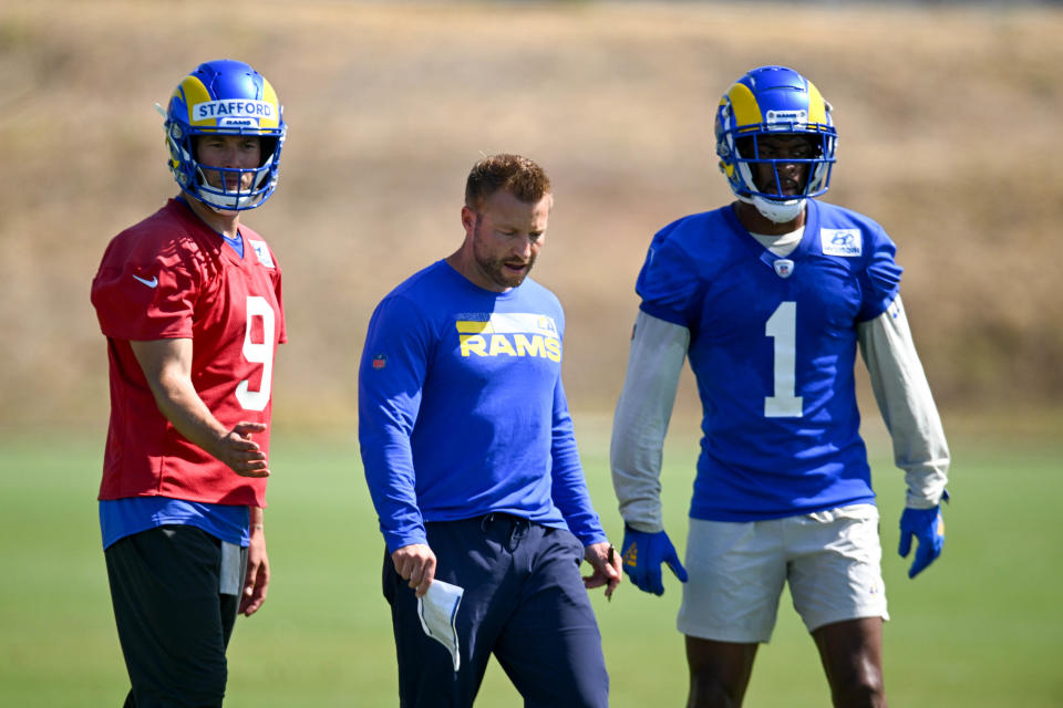 Sean McVay talks with QB Matthew Stafford (left) and Allen Robinson II during drills on Day 2 of the 2022 LA Rams mini-camp on June 8. (David Crane/MediaNews Group/Getty Images)