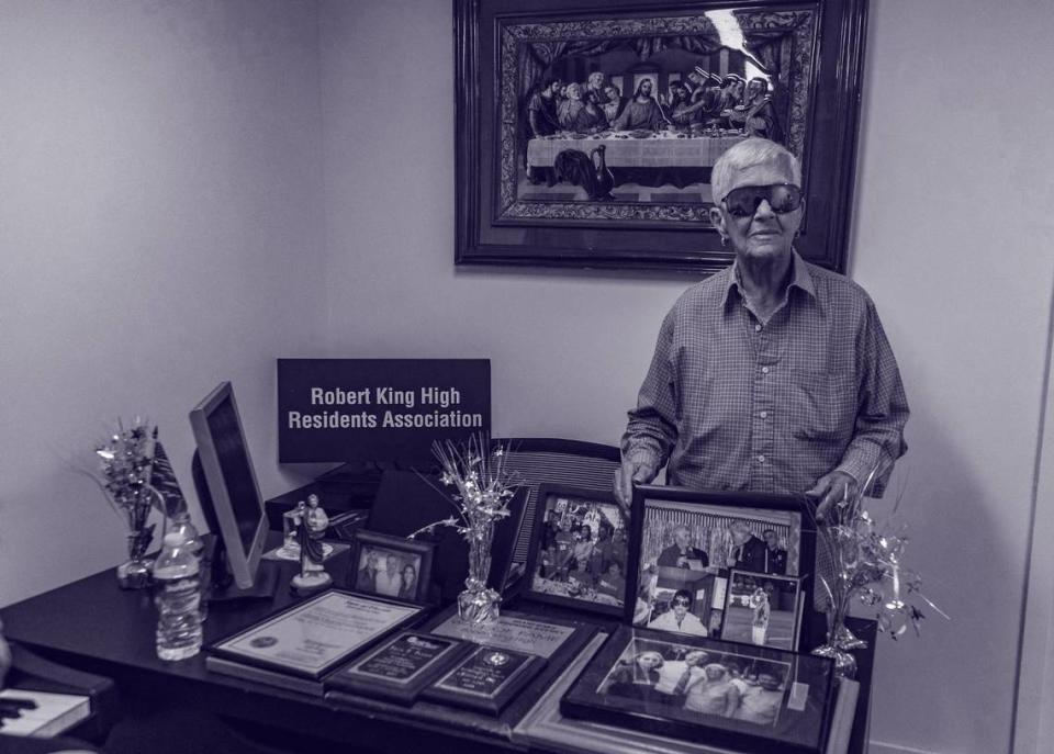 Maria Campos, presidenta de la asociación en Robert King High Towers, mostrando fotos de políticos que han visitado el complejo para ancianos. El comisionado de la Ciudad de Miami Joe Carollo puede contar con electores leales, dijo Campos.