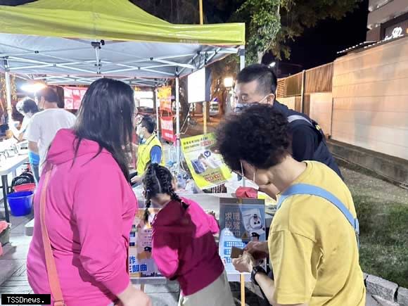 埔里警分局透過活動帶來地方上各年齡層的人潮，進行反詐騙宣導。(埔里警分局提供)