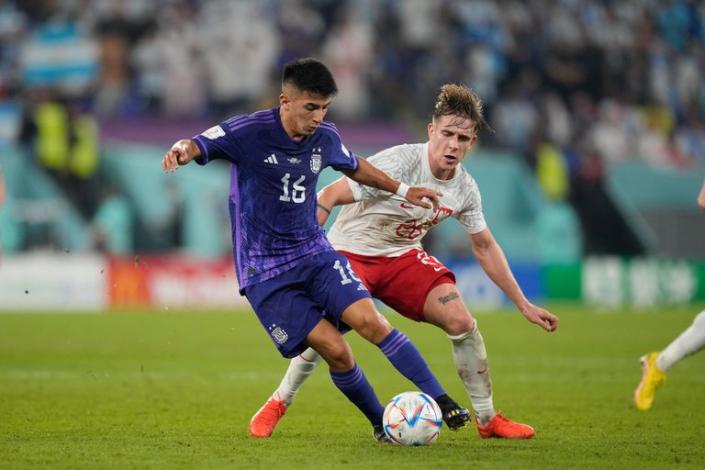 Ante Polonia, Thiago Almada tomó en lugar de Alexis Mac Allister cuando el seleccionado argentino ya se imponía por 2-0. 