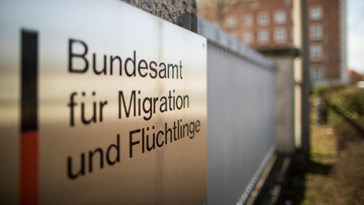 Das Bundesamt für Migration und Flüchtlinge (BAMF) will Tausende Asyl-Entscheidungen noch einmal überprüfen. Foto: Daniel Karmann