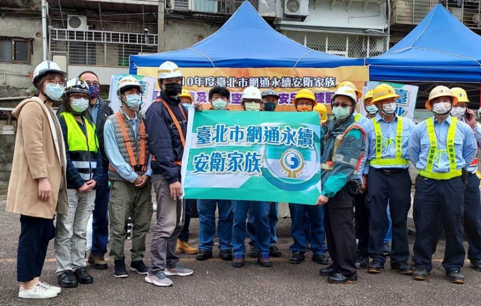 台北市勞動局為落實工安SOP，十二日攜手安衛家族舉辦局限空間聯合演練。（記者周閩生攝）