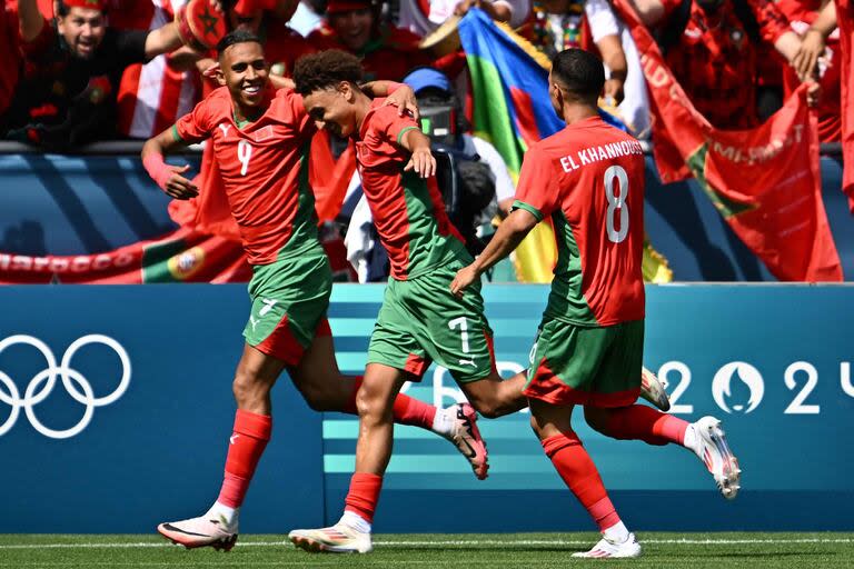 Soufiane Rahimi marcó el segundo gol de Marruecos, de penal, y sorprende a la selección argentina que luce desconcertada. (Photo by Arnaud FINISTRE / AFP)