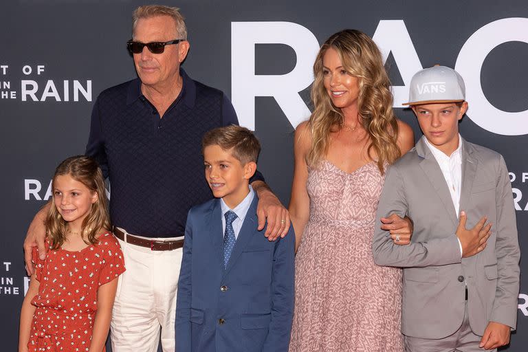 Kevin Costner y Christina Baumgartner con sus tres hijos