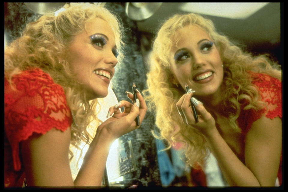 American actress Elizabeth Berkley on the set of Showgirls directed by Dutchman Paul Verhoeven.  (Photo by Murray Close/Sigma/Sigma via Getty Images)