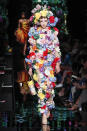 <p><b>Moschino – Mailand Fashion Week</b><br><br><br>Gigi Hadid war nicht die Einzige, die Designer Jeremy Scott bei der Moschino-Frühling-2018-Show im Blumen-Bouquet auf den Laufsteg schickte. Flower-Power-Models und blühende Aussichten – so weit das Auge reicht! (Bild: ddpimages) </p>