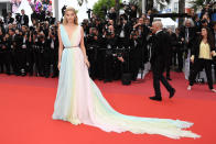 Le mannequin Elsa Hosk dans sa robe rainbow plissée attend de gravir les marches du Palais des Festival pour assister à. la projection.