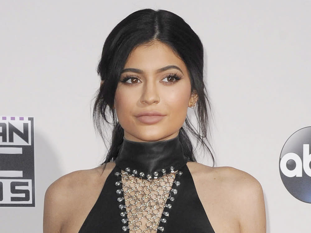 Kylie Jenner steht zu den Spuren ihrer Schwangerschaft (Bild: Tinseltown/Shutterstock.com)