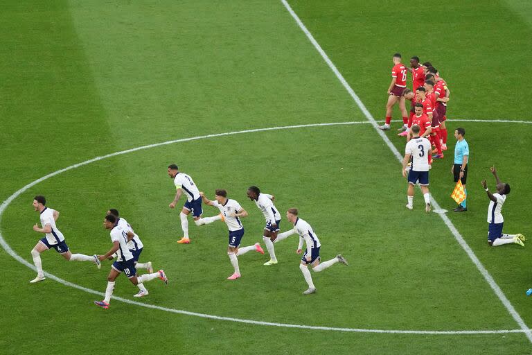 La corrida final de los jugadores de Inglaterra tras vencer por penales a Suiza