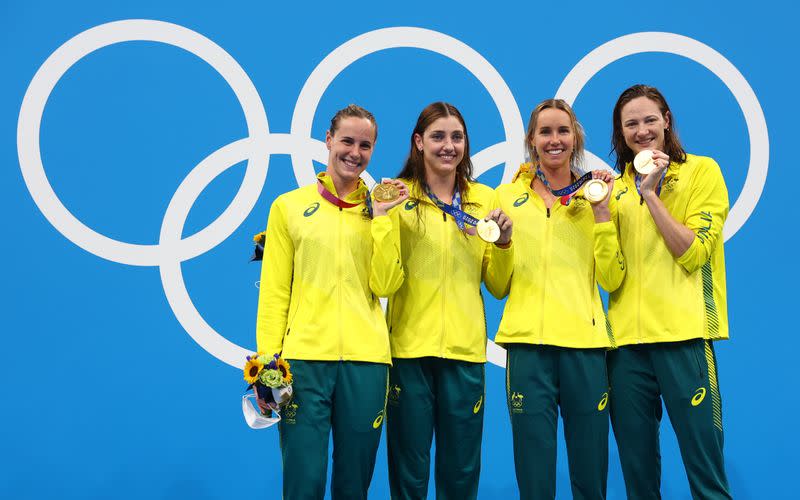 Foto del domingo de las australianas Emma McKeon, Meg Harris, Cate Campbell y Bronte Campbell celebrando tras ganar el oro en la posta de los 4x100 mts estilo libre