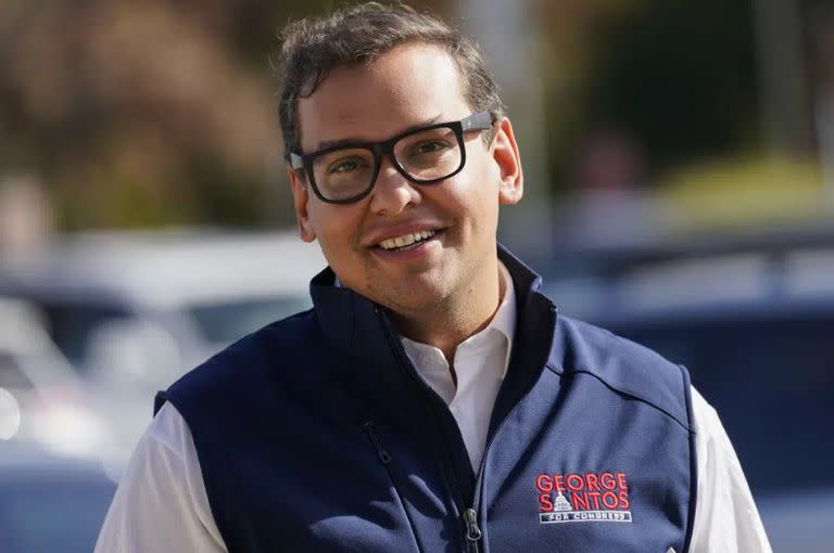 El candidato republicano por el 3er Distrito del Congreso de Nueva York, George Santos, hace campaña fuera de una tienda Stop and Shop, el sábado 5 de noviembre de 2022, en Glen Cove, Nueva York.