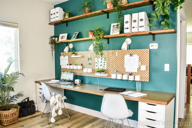 <p><a href="https://jessicawellinginteriors.com/simple-diy-ikea-desk-hack-tutorial/" data-component="link" data-source="inlineLink" data-type="externalLink" data-ordinal="1">Jessica Welling Interiors</a></p>