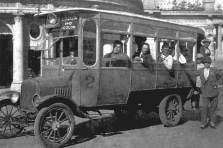 Uno de los primeros auto-colectivos que existió en el país