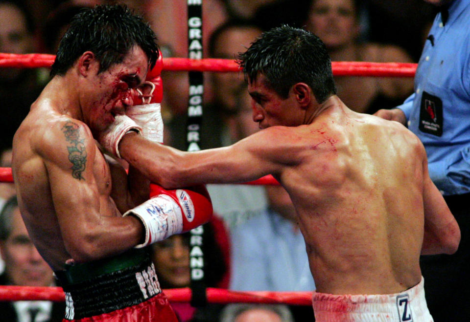 Erik Morales enfrentando al pegador filipino Manny Pacquio. REUTERS/Ethan Miller  EM/PEK