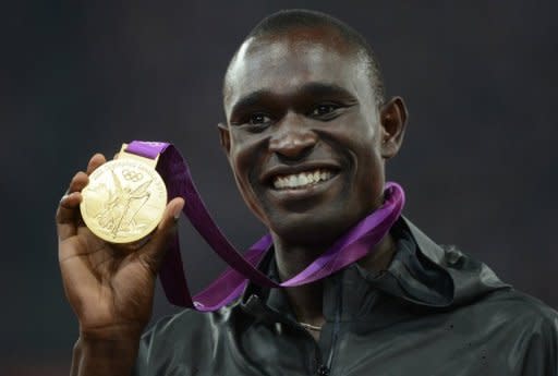 El campeón olímpico de los 80mm metros, el keniano David Rudisha, posa con su medalla de oro. El vigente campeón mundial, que domina desde hace un par de años, precedió en la meta por cerca de un segundo al atleta de Botsuana Nijel Amos, seguido del también keniano Timothy Kitum. (AFP | johannes eisele)