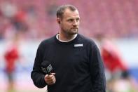 Was sagt die Bundesliga-Konkurrenz? Bo Svensson, Trainer bei Mainz 05, ist der Meinung, jeder habe das Recht, selbst zu entscheiden. Auch wenn der Klub eine Entscheidung empfehle: "Es sind Menschen, und es gehört mehr zu ihrem Leben als nur die Arbeit", so Svensson im "aktuellen sportstudio". (Bild: Alex Grimm / Getty Images)