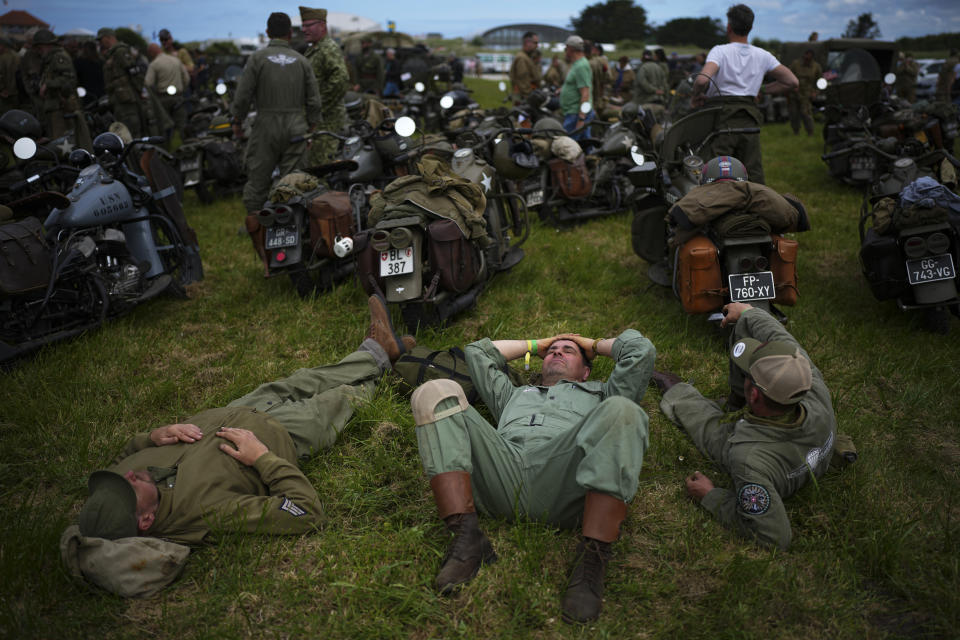 Los actores que montan motocicletas Harley Davidson vintage del ejército de los Estados Unidos hacen una parada para descansar en la playa de Utah cerca de Sainte-Marie-du-Mont, Normandía, Francia, el martes 4 de junio de 2024. Un total de 150 motocicletas Harley Davidson vintage del ejército de los Estados Unidos participaron el martes en un desfile por carretera cerca de las playas de desembarco del Día D. (Foto de AP/Daniel Cole)