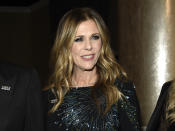 <p>Rita Wilson anunció en 2015 que le habían diagnosticado un cáncer de mama y se sometió a una doble mastectomía y una posterior reconstrucción. La esposa de Tom Hanks está ahora completamente recuperada y siempre anima a otras mujeres a realizarse autoexploraciones y a acudir a especialistas si sienten que algo no va bien. (Foto: Chris Pizzello / Invision / AP). </p>