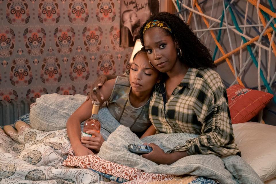 Die afroamerikanischen Studierenden haben in "Dear White People" nicht nur mit Vorurteilen und Rassismus zu kämpfen. Sam (Logan Browning, links), Joelle (Ashley Blaine Featherson) und ihre Freundinnen erwarten auch die ganz gewöhnlichen Hürden des Erwachsenwerdens. Mit der vierten Staffel, die im September startete, beendete Netflix die hochgelobte Serie. (Bild: Netflix / Lara Solanki)