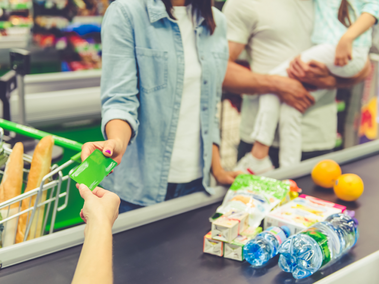 Bargeld abheben an der Supermarkt-Kasse - künftig soll sich das für die Händler noch mehr lohnen