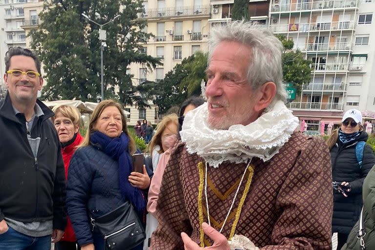 Pablo Alarcón recita un texto antiquísimo sobre la corrupción y pasa la gorra en Plaza Francia; en una charla íntima con LA NACION revela los motivos