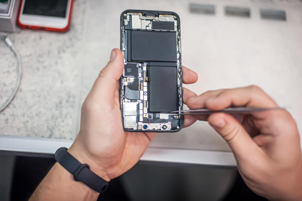 Cell phone in a repair center.  Photo: Getty Images.