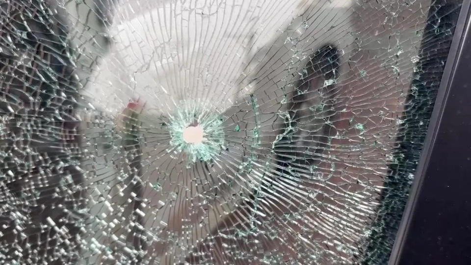 <strong>台南吳先生今天早上開車載小孩上學時，發現車窗被射破。（圖／中天新聞）</strong>