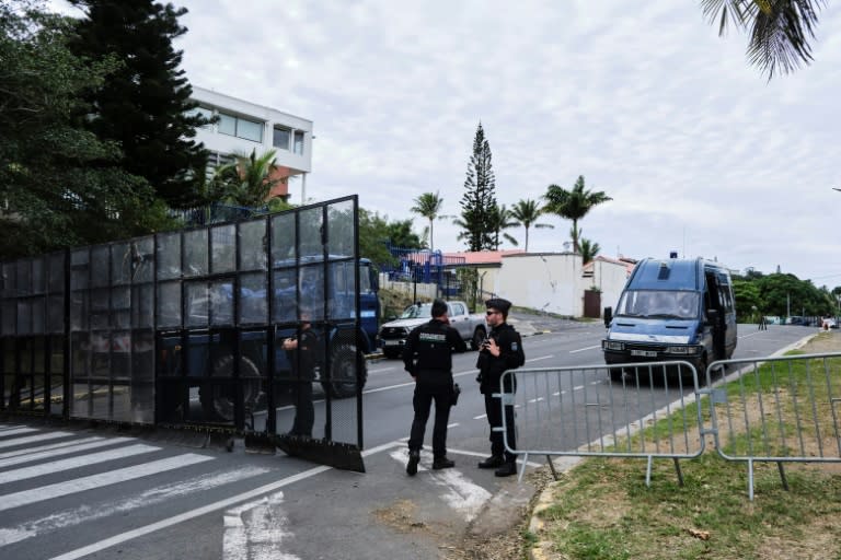 Des gendarmes surveillent les abords du tribunal de Nouméa, en Nouvelle-Calédonie, le 22 juin 2024 (Theo Rouby)