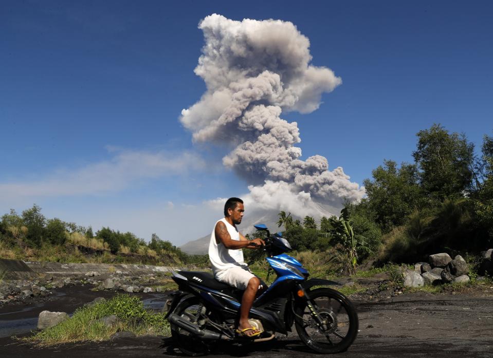 <p>FRM08. DARAGA (FILIPINAS), 23/01/2018. Aldeanos filipinos escapan a un área segura mientras el volcán Mayon entra en erupción hoy, martes 23 de enero de 2018, en la ciudad de Daraga, provincia de Albay (Filipinas). El Instituto Filipino de Vulcanología y Sismología (PHIVOLCS) elevó el 22 de enero el nivel de alerta para el volcán Mayon en medio de temores de una erupción mayor en las próximas horas o días. “Más de 26,000 personas han sido evacuadas a refugios en el área. La zona de peligro se extiende a un radio de 8 kilómetros desde el respiradero de la cumbre. Se recomienda encarecidamente al público que esté atento y desista de ingresar a esta zona de peligro”, agregó el PHIVOLCS. EFE/FRANCIS R. MALASIG </p>