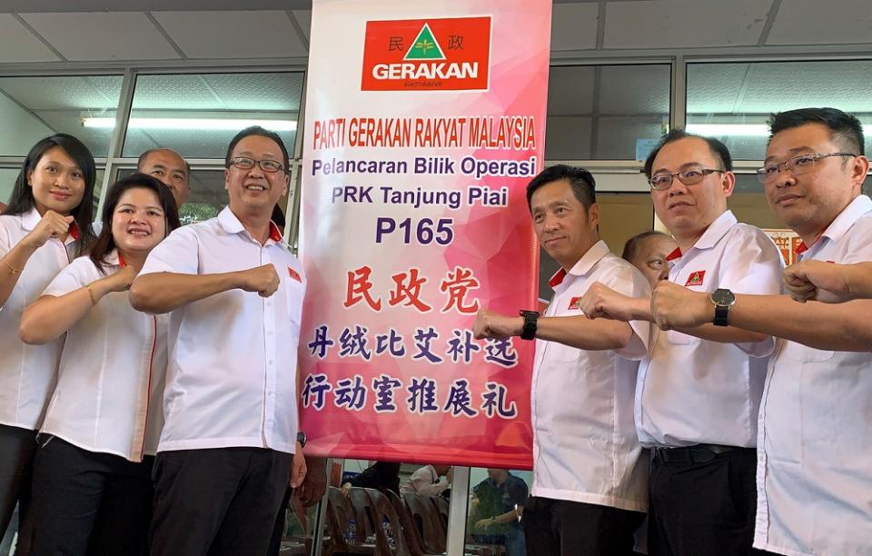 Gerakan president Datuk Dominic Lau (third left) said the party’s machinery has been busy making house-to-house visits to remind the family who have members outstation to return home and cast their votes tomorrow. — Bernama pic