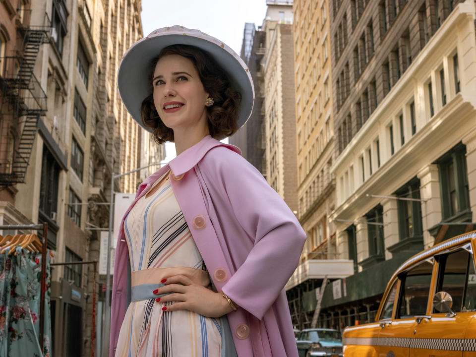 En esta imagen difundida por Amazon Studios, Rachel Brosnahan en una escena de "The Marvelous Mrs. Maisel". (Philippe Antonello/Amazon Studios via AP)