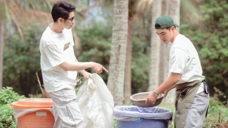章廣辰（左）、陳昊森一起整理房務。（圖／TVBS）