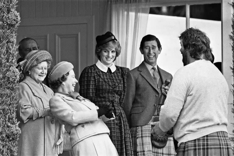 La familia real comparte una broma con Geoff Capes mientras asisten a los Braemar Highland Games en Escocia. De izquierda a derecha son: la Reina Madre, la Reina Isabel II, la Princesa Diana, el Pr&#xed;ncipe Carlos y Capas Geoff, el 4 de septiembre de 1982