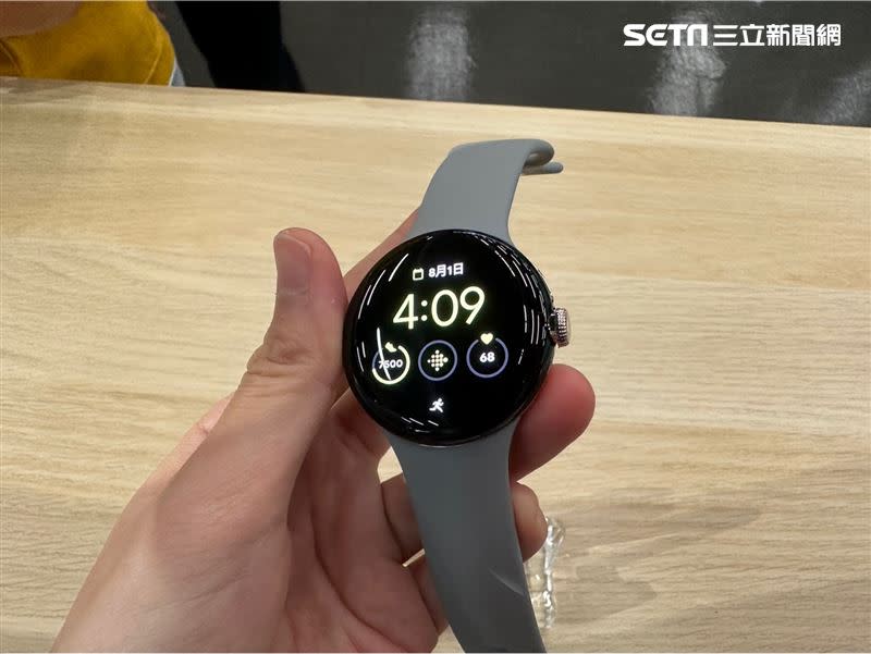 Pixel Watch採用 3D 玻璃錶面。 （圖／記者谷庭攝）